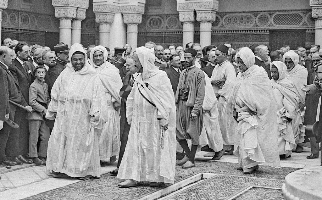 Si Kaddour Benghabrit (center) at the inauguration of the Grand Mosque of Paris in 1926 / Wikimedia Commons