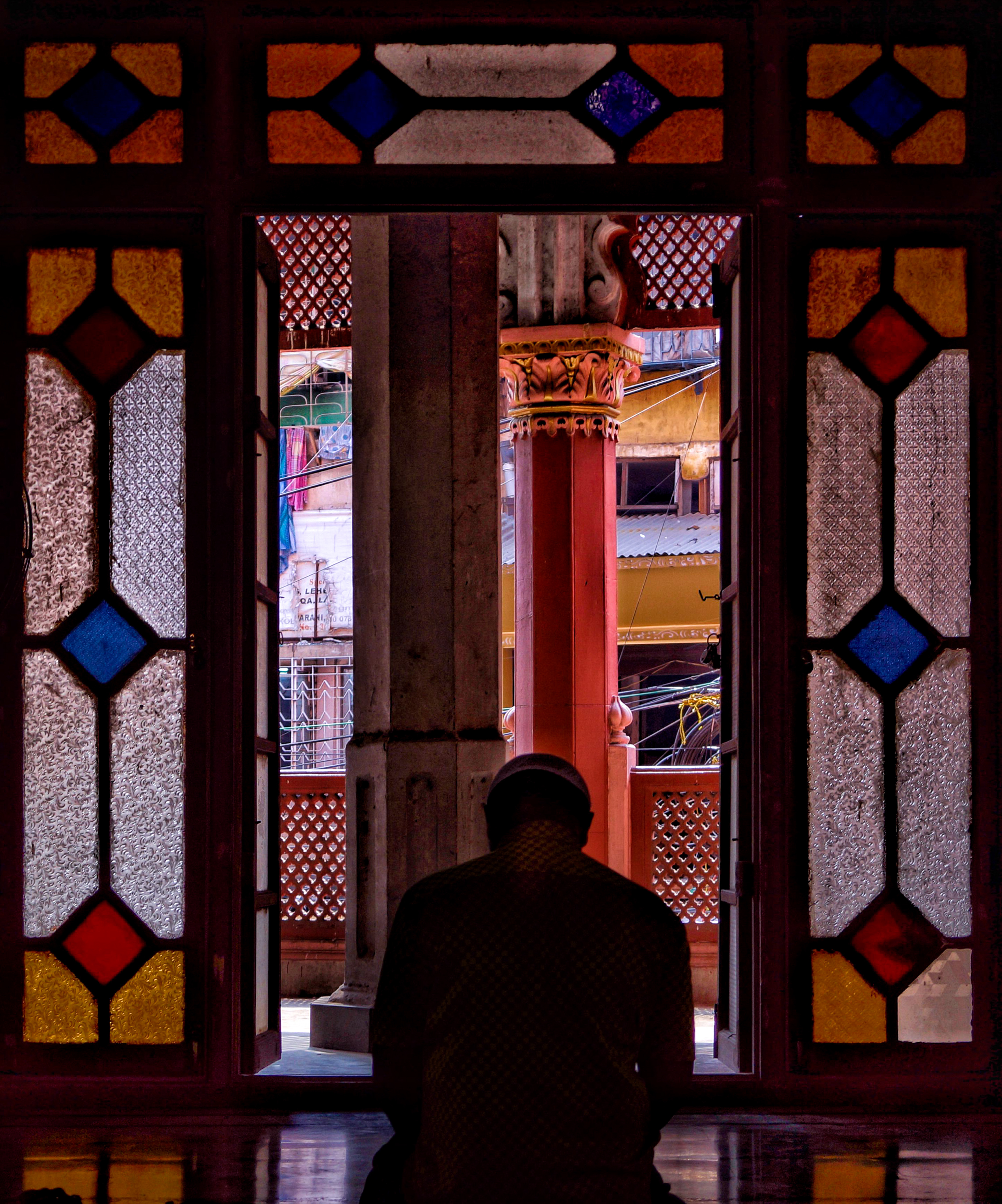 Man praying in Nakhoda Masjid, the principal mosque of Kolkata, India;  photo: Chitragrapher / Wikimedia Commons